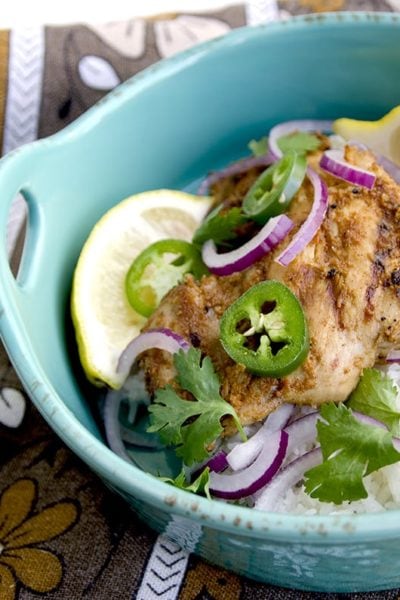 This Easy Tandoori Chicken uses only a handful of ingredients and is a yummy, healthy choice for dinner. | vintagekitty.com