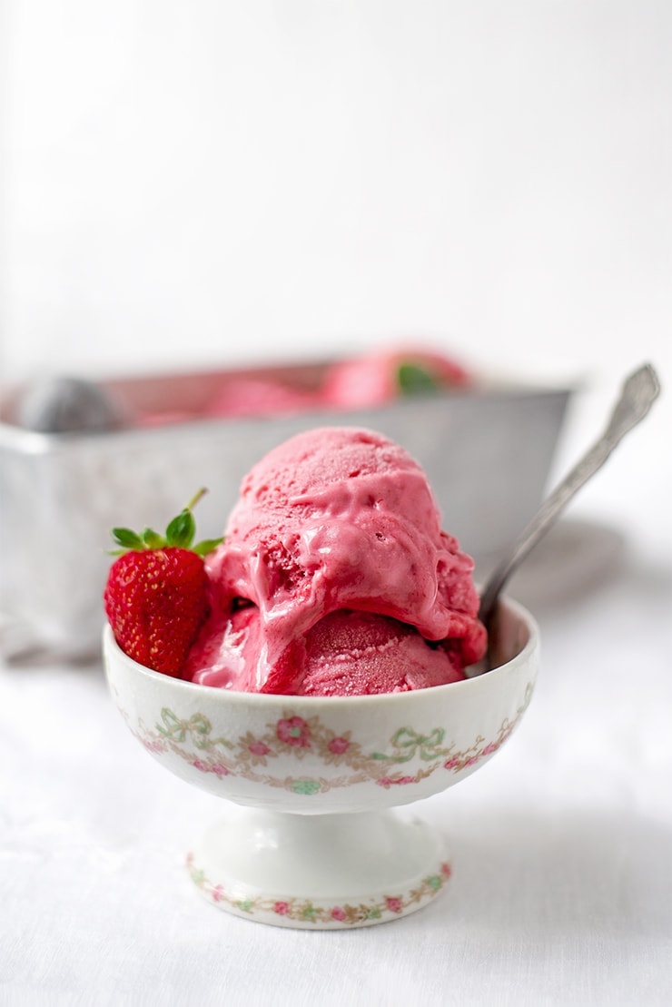 Strawberry Frozen Yogurt 9440 Web - Strawberry Frozen Yogurt